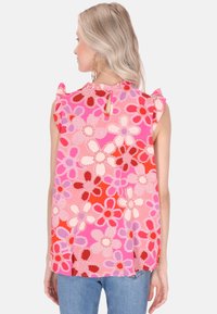 Kurzärmliges Oberteil mit einem floralen Muster in Pink, Rot und Weiß, mit Rüschendetails an den Schultern und einem Schlüsselloch-Ausschnitt hinten.