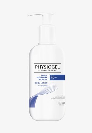 Weiße Pumpspenderflasche der Physiogel hypoallergenen täglichen Feuchtigkeitstherapie-Körperlotion für sehr trockene Haut mit 7 % Lipidgehalt und blauen Designelementen.