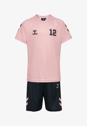 Rosa kortärmad sporttröja med ett texturerat mönster, prydd med nummer 12. Matchad med svarta shorts, accentuerad av rosa ränder.