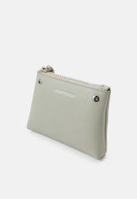 Ljust grå läderväska med en strukturerad yta, dragkedjestängning, silverdetaljer och präglad logotyp på framsidan. Enkel rektangulär form.