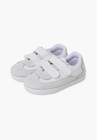 Sneaker in suede grigio chiaro con due fasce in velcro, punta arrotondata, collo imbottito e suola in gomma testurizzata per una migliore presa.