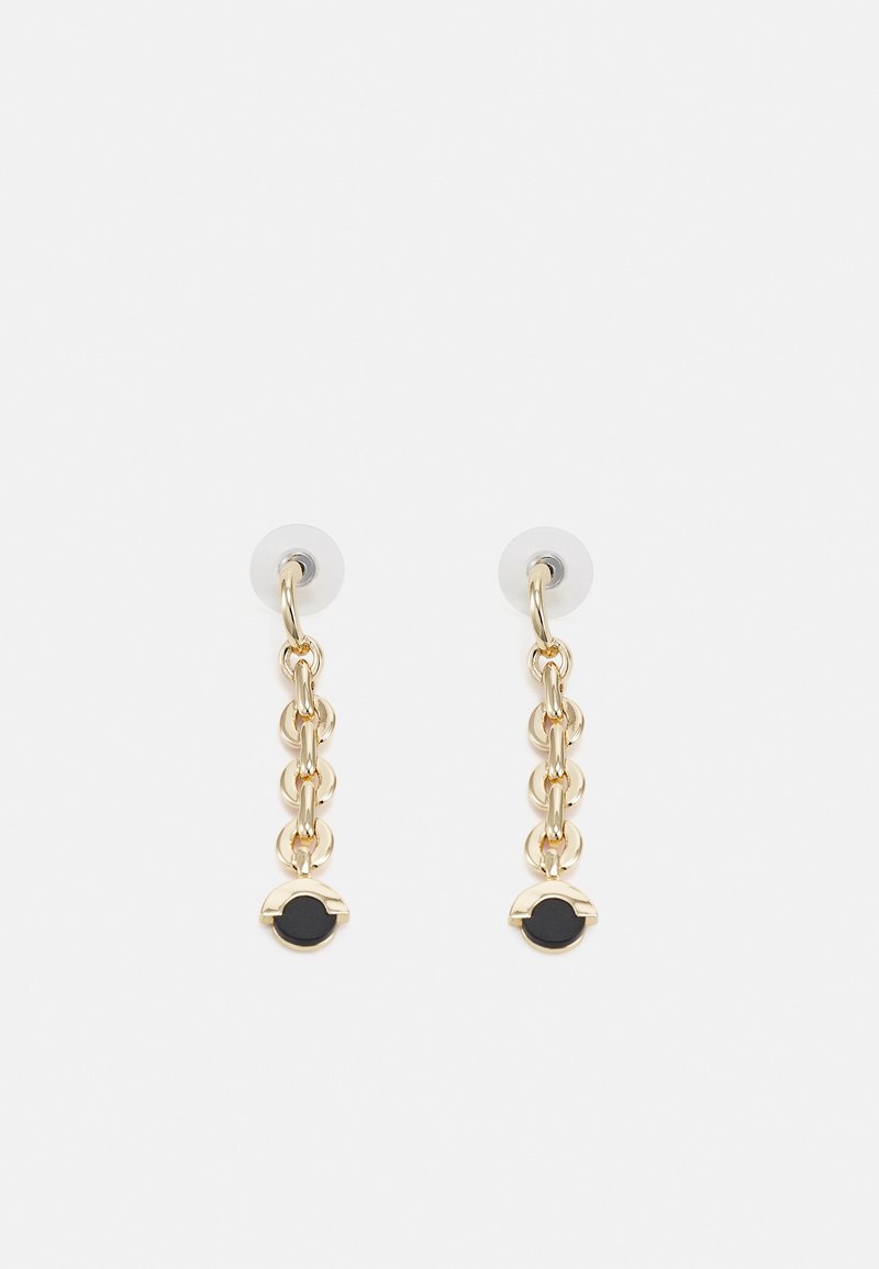 Boucles d'oreilles pendantes en chaîne dorée avec quatre anneaux circulaires liés et une petite pierre ronde noire à l'extrémité, présentées sur un fond blanc.