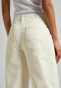Pepe Jeans Vaqueros a campana - off-white