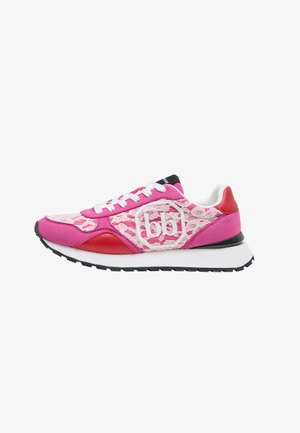 Rosa og rød lavtopp sneaker med hvite lisser, lissemønstrede sider, svarte såleakenter og fet "bbl"-logo på siden.