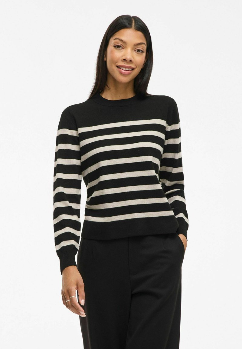 Zwart-beige gestreept sweater met lange mouwen en een ronde halslijn, met een rechte onderkant en een zachte gebreide textuur.