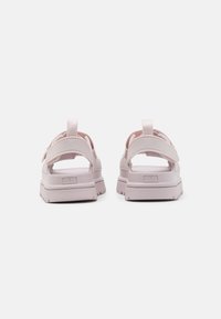 Rosa sandaler med en kraftig såle, justerbare remmer og pull-tab. Åpen hældesign og teksturert gummisåle for godt grep.