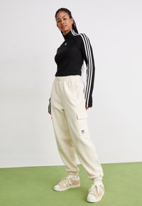 adidas Originals Hlačami s stranskimi žepi - white