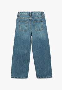 Jeans de mezclilla de cintura alta en azul claro, con un corte recto, que presentan dos bolsillos traseros y un dobladillo deshilachado en la parte inferior.
