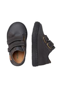Zapatos grises para niños hechos de cuero y ante, con dos correas de velcro, una punta redondeada y una suela de goma texturizada.