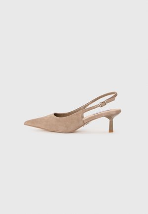 Scarpe slingback in suede beige con punta a incasso e tacco a blocco trasparente basso. Presentano una cinturino regolabile per una vestibilità sicura.