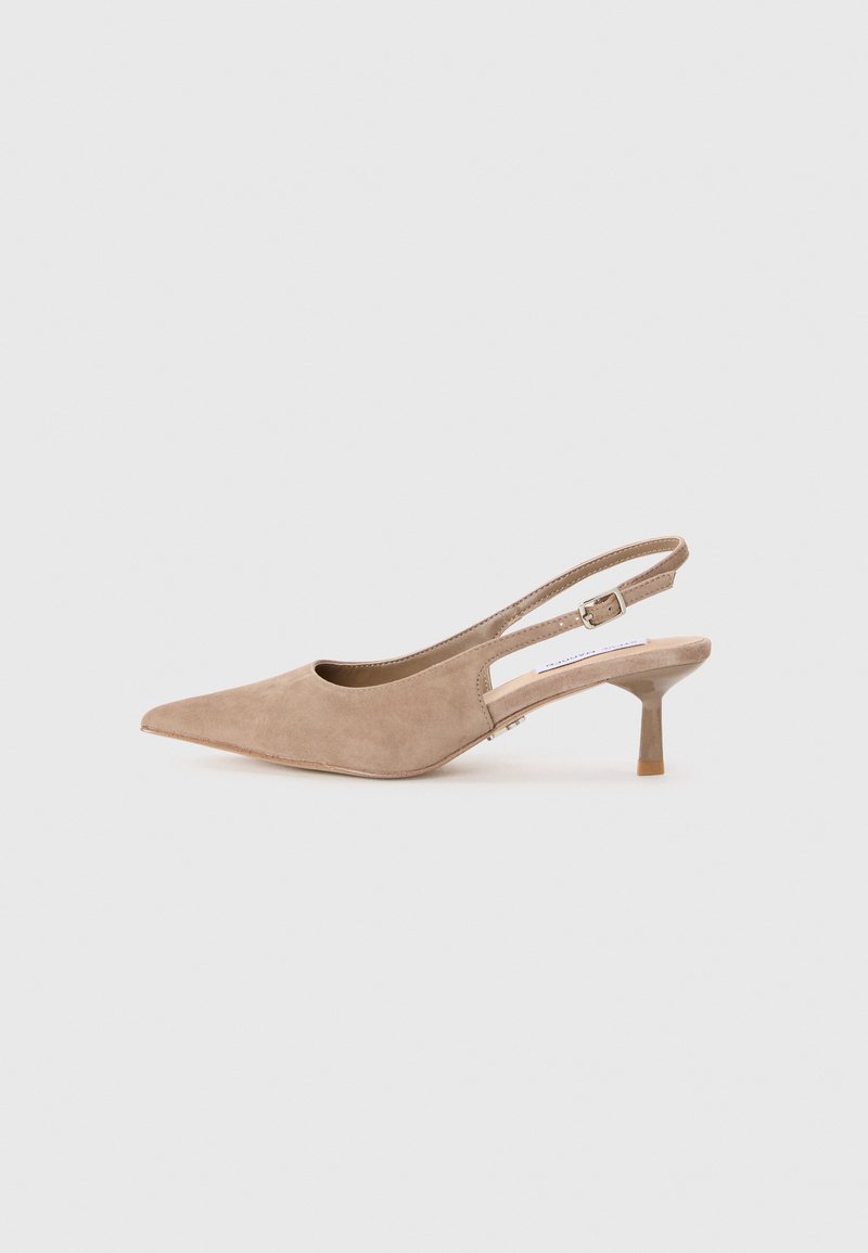 Scarpe slingback in suede beige con punta a incasso e tacco a blocco trasparente basso. Presentano una cinturino regolabile per una vestibilità sicura.