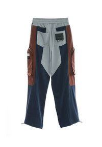 Pantalones cargo en navy, gris y marrón. Presentan múltiples bolsillos, un ajuste relajado y cordones en el dobladillo. Fabricados con un tejido suave y duradero.