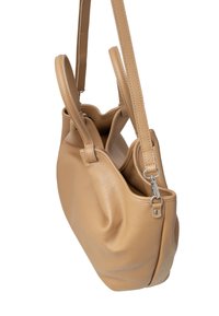 Beige læder taske med en glat tekstur, der har en lynlås, to håndtag og et åbent topdesign.