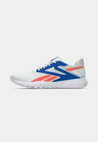 Weißer Sportschuh mit blauen Überzügen und korallenfarbenen Akzenten, weißen Schnürsenkeln und einer strukturierten weißen Sohle, von der Seite auf einem einfachen Hintergrund gezeigt.