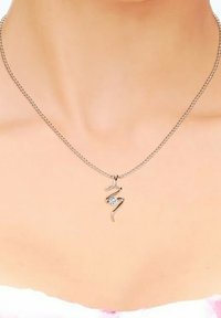 Zilveren ketting in de vorm van een slang met een diamantaccent, voorzien van een gladde metalen schakel en glanzende afwerking. Elegante vormgeving met vloeiende lijnen.