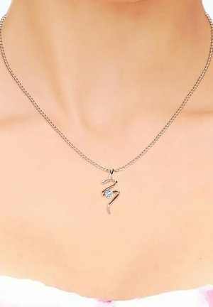 Zilveren ketting in de vorm van een slang met een diamantaccent, voorzien van een gladde metalen schakel en glanzende afwerking. Elegante vormgeving met vloeiende lijnen.