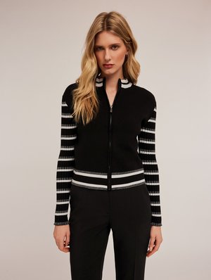 Zwarte ritscardigan met gestreepte mouwen, voorzien van witte en grijze accenten. Zachte gebreide stof, aansluitend design en een geribde tailleband.