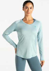 Helles blaues langärmliges Sporthemd mit V-Ausschnitt, aus einem weichen, glatten Stoff gefertigt, mit einem kleinen Logo auf der Brust.