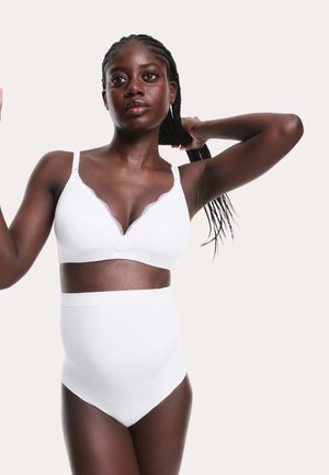 Biała biustonosz z falbaniastym koronkowym wykończeniem i regulowanymi ramiączkami, zestawiony z białym, wysokim stanem majtkami, oba wykonane z gładkiego materiału.