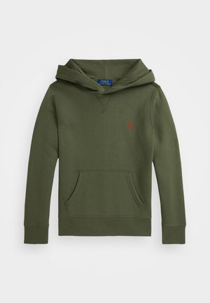 Sudadera verde oliva de algodón, con un bolsillo frontal tipo bolsa, puños acanalados y un pequeño logo rojo en el pecho. Capucha con cordones.