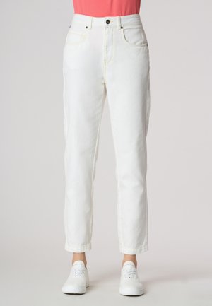 Jeans bianchi a vita alta con gamba dritta, caratterizzati da cuciture gialle, cinque tasche e una leggera elasticità nel tessuto.