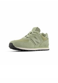 Groene suède en mesh sneaker met een ronde neus, textuuraccenten en een zwarte rubberen zool met witte spikkels.