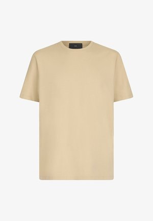 Beige T-Shirt mit kurzen Ärmeln und Rundhalsausschnitt, mit einem dezenten Logo auf der Brust, auf weißem Hintergrund präsentiert.