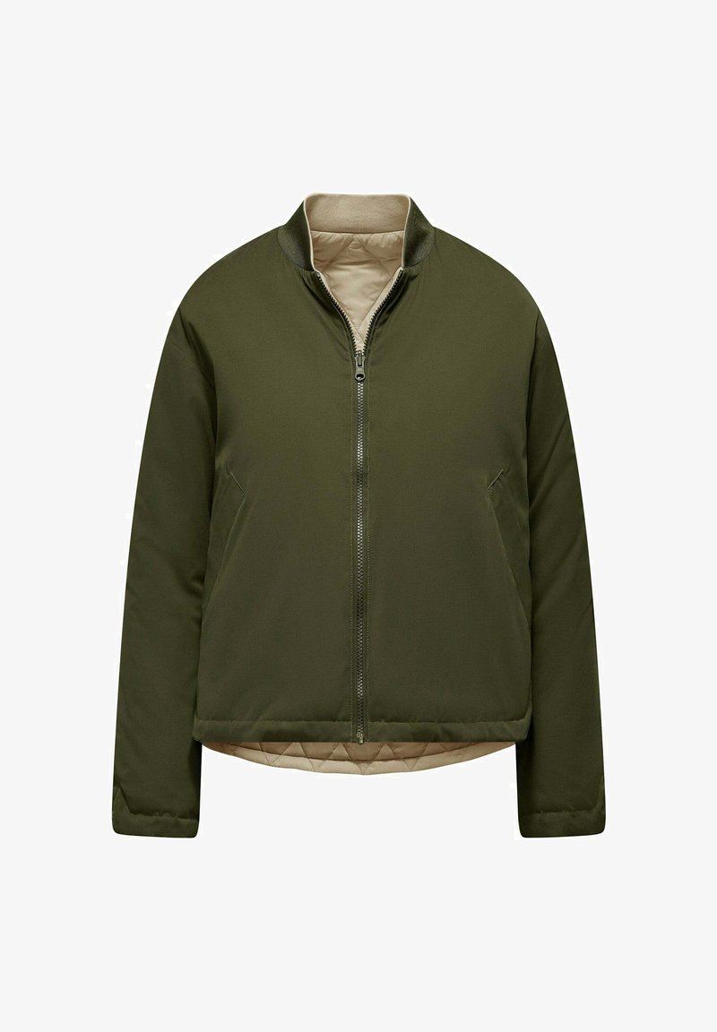 Giacca trapuntata verde oliva con zip frontale, colletto rialzato e fodera beige. Presenta due tasche laterali e un design cropped.