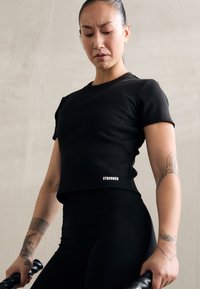 Stronger CROP TEE - Osnovna majica kratkih rukava - black