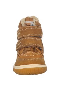 Baskets montantes beiges avec deux bandes auto-agrippantes, tige en daim et tissu texturé, semelle en caoutchouc et doublure en peluche au niveau de la cheville pour un confort supplémentaire.