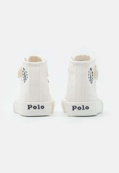 Witte canvas high-top sneakers met klittenbandsluitingen, voorzien van een marineblauw logo aan de zijkant en "Polo" branding op de hiel. Gestructureerde stof.