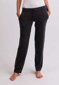Grijze fleece loungebroeken met een elastische taille en trekkoord. Bevat zijzakken en een relaxte pasvorm. Zachte textuur, volledig ontwerp.