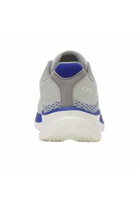 Zapatilla deportiva K-Swiss en gris y azul vista desde atrás, con detalles de malla y suela blanca gruesa con un dibujo texturizado.