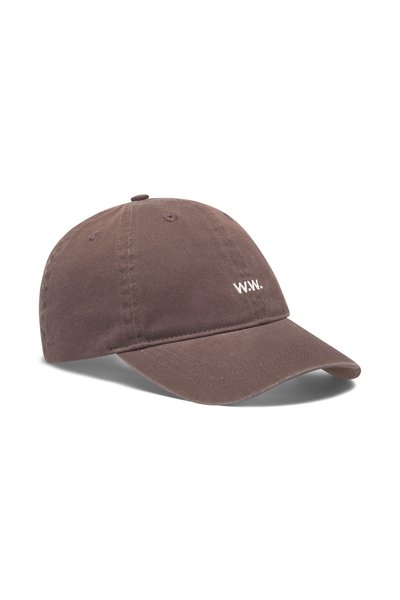 Brūns kokvilnas beisbola cepure ar izliekto malu, priekšā balts izšūts 'W.W.' logo, ventilācijas caurumi uz vainaga.