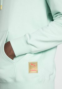 Puma PUMA HARIBO HOODIE - Felpa - gossamer green