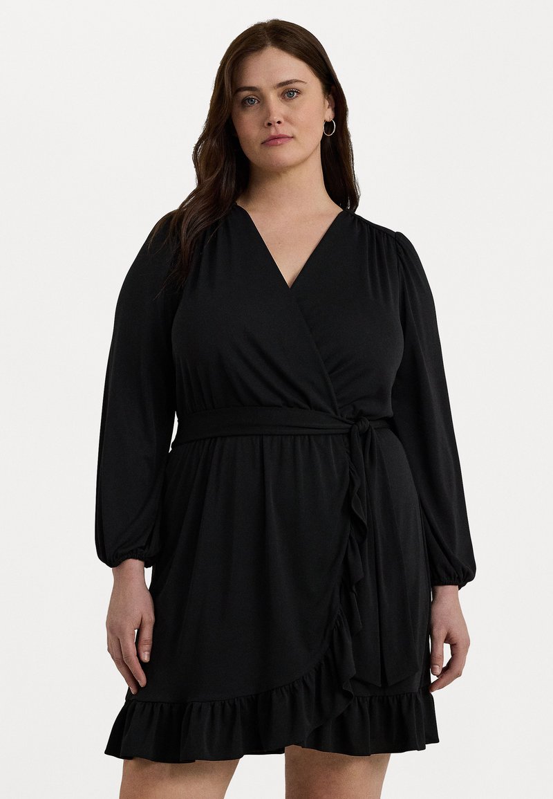 Abito nero avvolgente con maniche lunghe a sbuffo, scollatura a V e orlo arriccicato. Realizzato in tessuto morbido, presenta una vita cinturata per una silhouette definita.