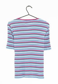 Camiseta de rayas en azul claro, con líneas horizontales en azul oscuro, rosa y blanco. Textura acanalada, con mangas cortas y un escote redondo.