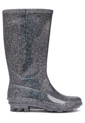 Botte de pluie noire mi-mollet avec des paillettes multicolores et une semelle texturée pour l'adhérence, vue de profil latéral.