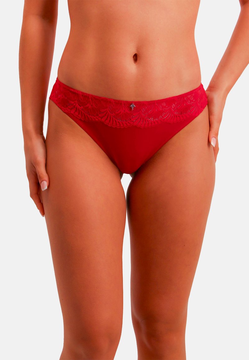 Rode bikinislip gemaakt van zachte stof met een kanten tailleband. Het kant heeft een bloemmotief en een klein decoratief detail aan de voorkant.