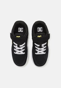 DC Shoes MANTECA - Sportcipő - black/glow