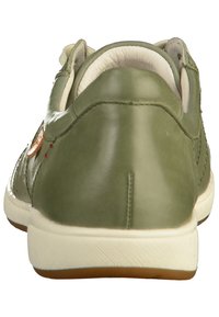Scarpa verde in pelle con retro arrotondato, suola bianca e dettagli di cucitura sottili. Presenta un piccolo logo circolare sul lato.
