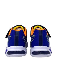 Blauwe sport schoenen met een textuur mesh bovenkant, zwarte en oranje accenten, platte witte zool en versterkte hiel met reflecterende details.