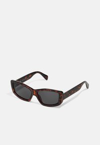 Gafas de sol rectangulares con un patrón de carey, lentes oscuros y montura de plástico brillante. Acentos sutiles en las patillas.