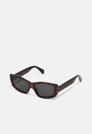 Lunettes de soleil rectangulaires avec un motif écaille de tortue, verres foncés et monture en plastique brillant. Accents subtils sur les branches.