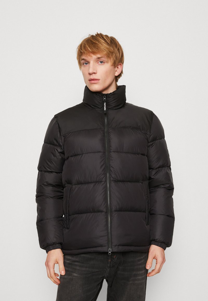 Schwarze Daunenjacke mit hohem Kragen, Reißverschluss vorne und elastischen Bündchen. Verfügt über gesteppten Abschnitte zur Isolierung und einer glatten, glänzenden Textur.