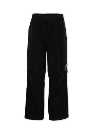 Pantaloni cargo neri con multiple tasche, chiusura con bottoni e dettaglio di toppa circolare sulla coscia destra.