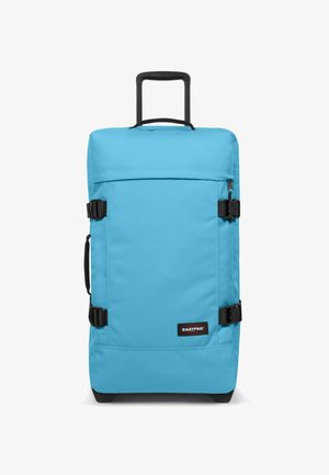 Blauwe Eastpak rolkoffer met een stevige uitschuifbare handgreep, gespen voor een veilige sluiting en duurzame stof, met een opvallend logo.