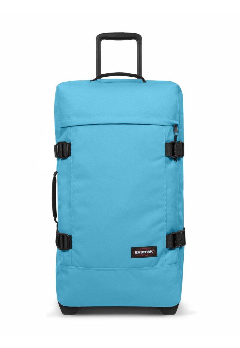 Maleta rodante azul de Eastpak con un asa telescópica robusta, hebillas para un cierre seguro y tela duradera, que cuenta con un logotipo prominente.
