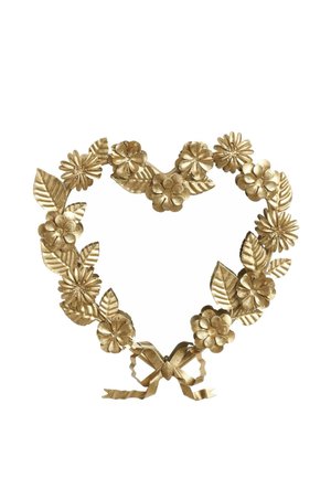 Hjerteformet krans lavet af guldfarvede metalblomster, blade og en sløjfe nederst på en hvid baggrund.