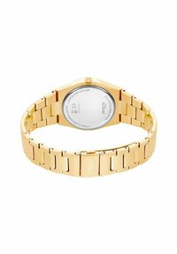 Gouden roestvrijstalen horloge met een schakelarmband, octagonale kast en een ronde, zilverkleurige, waterdichte achterkant.